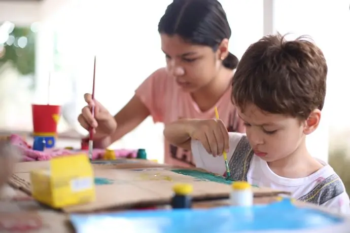 Crianças em atividade de desenho e pintura