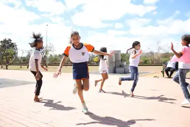 Crianças brincando ao ar livre